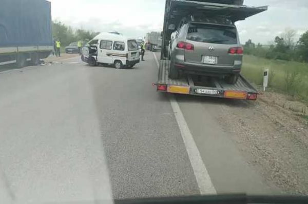 Погибла женщина. В Костанайской области автомобиль влетел в стоящую на обочине фуру