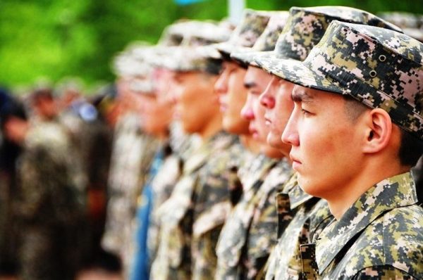 В Казахстане 17-летних юношей будут ставить на воинский учёт автоматически