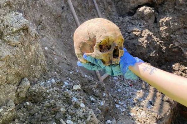 В Костанае рабочие при ремонте теплотрассы обнаружили скелет человека