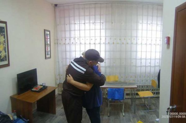 Впервые за 25 лет пожизненно осужденный в Костанайской области обнял маму