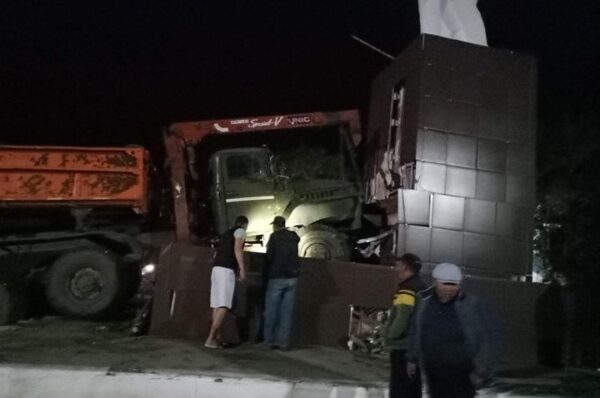 Водитель угнал грузовик и врезался в памятник в Житикаре
