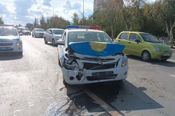В Костанае водитель патрульной машины протаранил три автомобиля