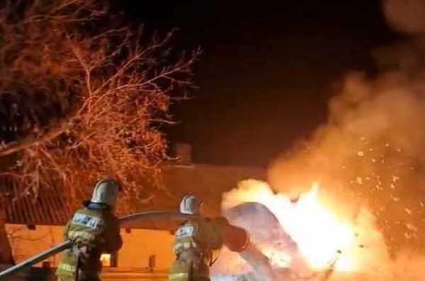 Ночной пожар сняли очевидцы в Аркалыке — видео