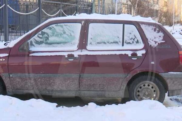Убирать снег костанайским дорожникам мешают припаркованные автомобили