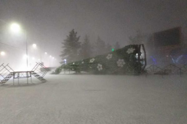 Буран свалил новогоднюю ёлку на площади в Лисаковске