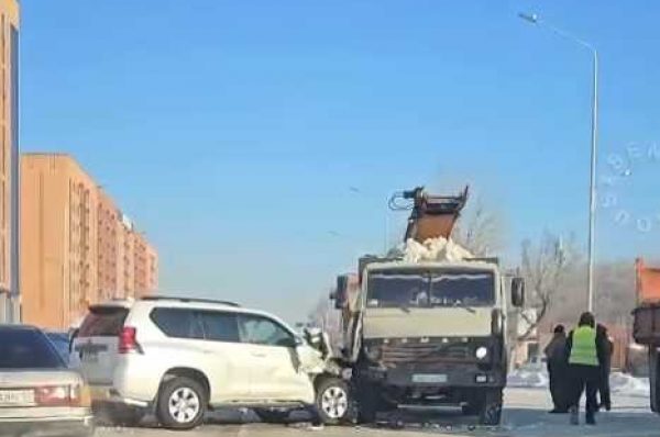 Land Cruiser влетел в снегоуборочный КАМАЗ на проспекте в Костанае