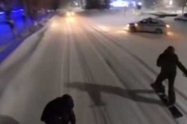 Сноубордистов, рассекавших по дороге, и водителя оштрафовали в Костанайской области