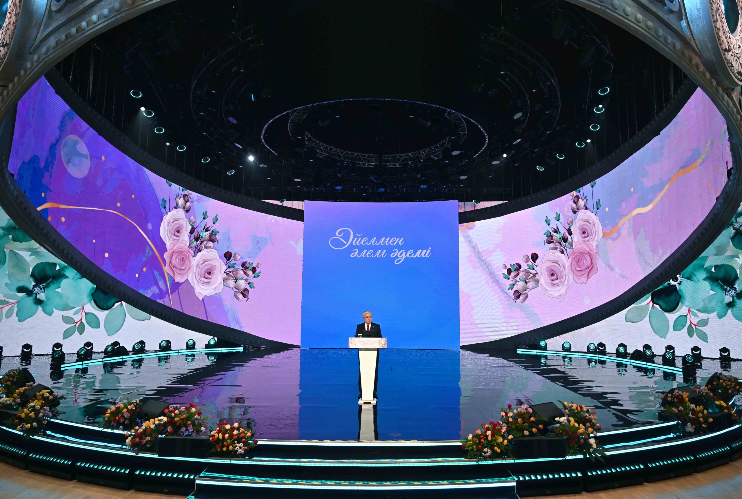 Касым-Жомарт Токаев поздравил женщин Казахстана с Международным женским днём