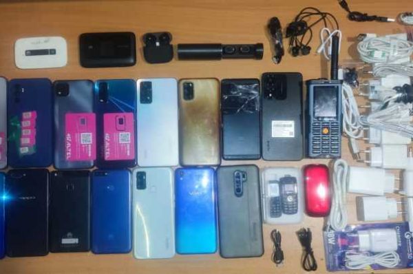 Десятки смартфонов и зарядников. Крупную партию запрещенных предметов пытались провезти в костанайскую колонию