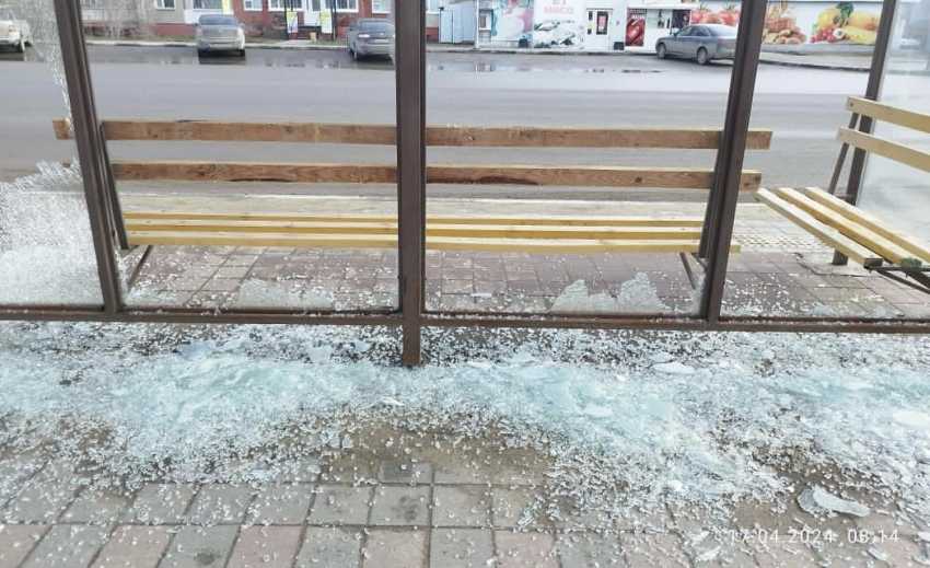 Фотография для новости Остановка разбита на улице Чехова в Костанае