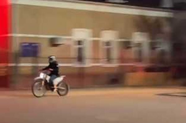 Погоня за несовершеннолетним мотоциклистом в Костанае попала на видео