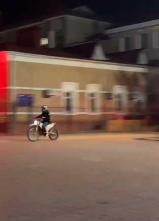 Фотография для новости Погоня за несовершеннолетним мотоциклистом в Костанае попала на видео