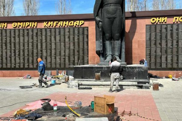 В костанайском Парке Победы начали ремонт памятника
