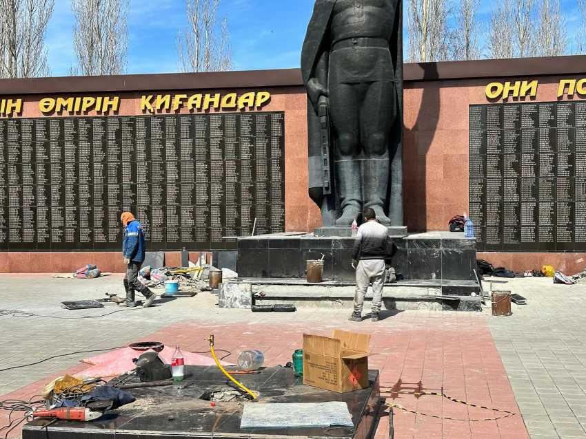 Фотография для новостиВ костанайском Парке Победы начали ремонт памятника