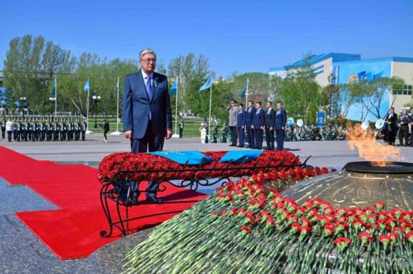 Президент Касым-Жомарт Токаев принял участие в церемонии возложения цветов к монументу «Отан Ана»