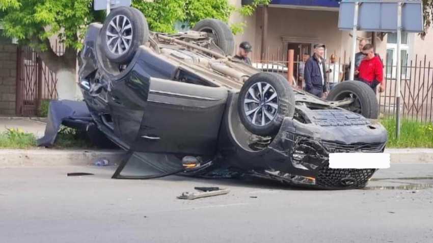 Фотография для новости Автомобиль перевернулся на крышу в результате аварии в Костанае