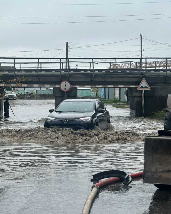 Фотография для новости Ливнёвки не справились. После дождей в Костанае затопило улицы