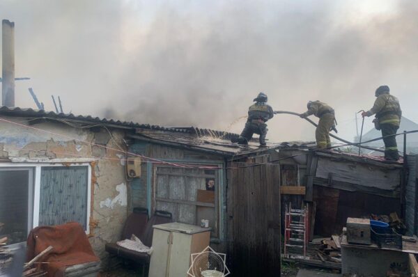 В жилом доме костанайские спасатели тушили пожар
