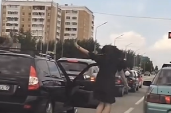 Водителя оштрафовали за танец девушки на дороге в Костанае