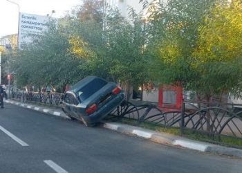 Изображение для новости: Отказали тормоза. Автомобиль в Костанае налетел на ограждение