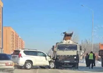 Фотография для новости Land Cruiser влетел в снегоуборочный КАМАЗ на проспекте в Костанае