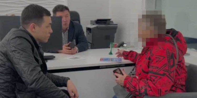 Фотография для новости В Костанае сотрудники банка и полицейские уберегли 10 миллионов тенге пенсионерки от мошенников