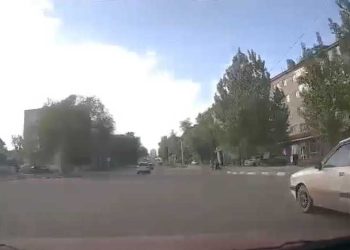 Фотография для новости Внезапно побежала. В Костанае девочка с велосипедом едва не попала под колёса авто