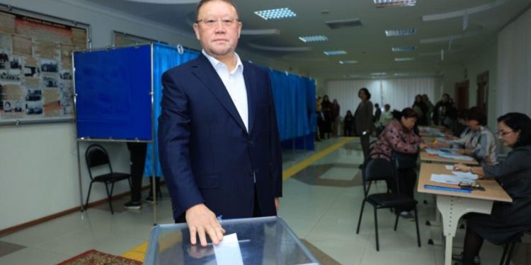 Фотография для новости Аким Костанайской области проголосовал на референдуме