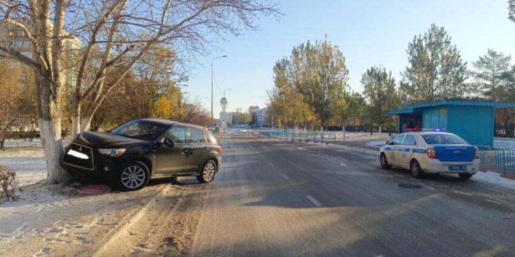Фотография для новости Водитель врезался в дерево в Лисаковске