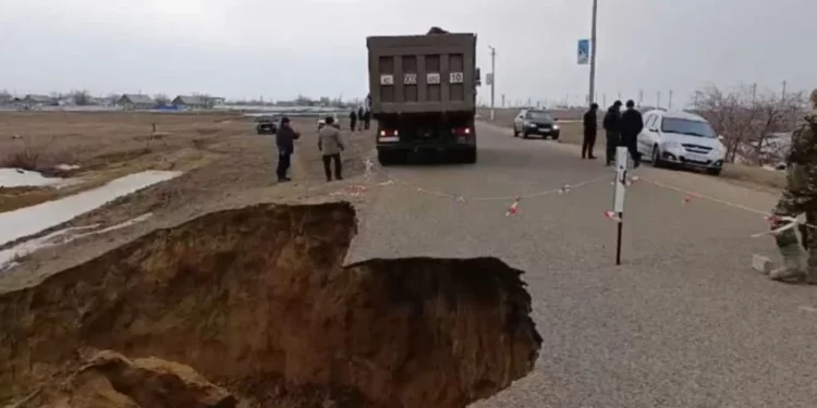 Изображение для новости: Большой приток талых вод. Дорога обрушилась в Костанайской области