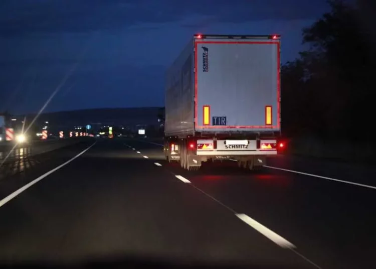 Изображение для новости: Грузовикам ограничили движение в Казахстане: где и на какой срок