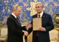 Изображение 1 для Путин передал Токаеву наградной лист на присвоение его отцу звания Героя Советского Союза