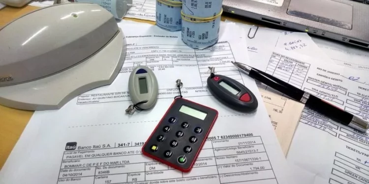 Изображение для новости: Казахстанцы пожаловались на появление долгов и блокировки. Ответ налоговой