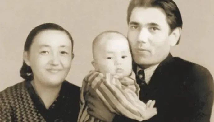 Изображение 1 для Президент РК поделился детской фотографией с родителями и рассказал о своей маме