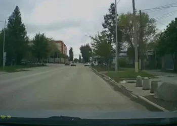 Изображение 10 для Опасный маневр на видео. Автоледи в Костанае наказали полицейские