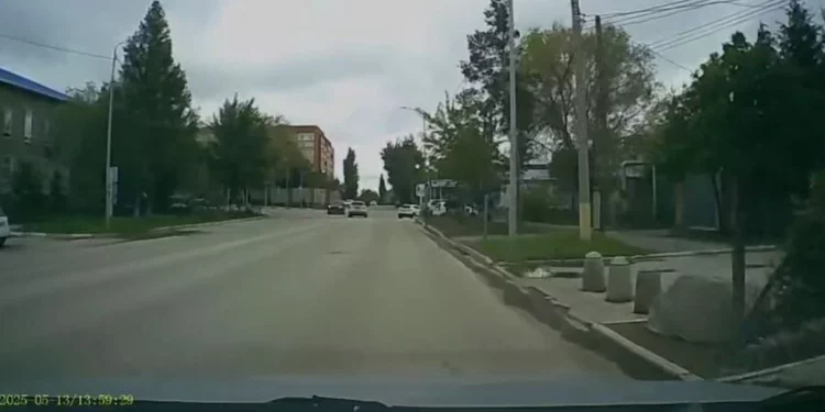Изображение для новости: Опасный маневр на видео. Автоледи в Костанае наказали полицейские