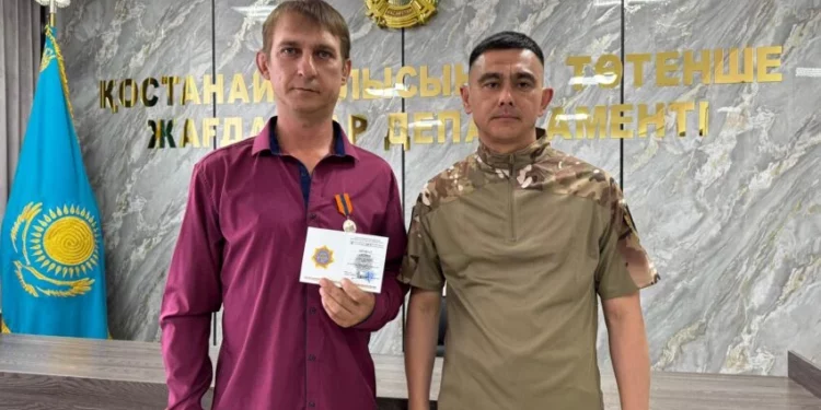 Изображение для новости: Наградили костанайца, спасшего на реке четверых школьников