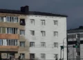Изображение 3 для Жителям дома в Костанае закрасили окна во время ремонта фасада