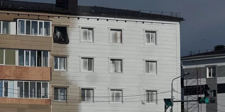 Изображение для новости: Жителям дома в Костанае закрасили окна во время ремонта фасада