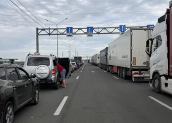 Изображение 1 для Пробки на границе с Россией сохраняются: обращение полиции Казахстана