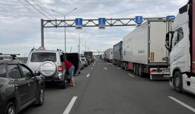 Изображение для новости: Пробки на границе с Россией сохраняются: обращение полиции Казахстана
