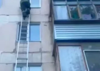 Изображение 1 для Один дома. В Лисаковске родители оставили двухлетнего ребенка
