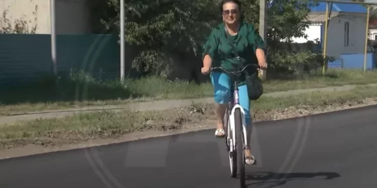 Изображение для новости: 70-летняя велосипедистка оценила новую дорогу в Костанайской области