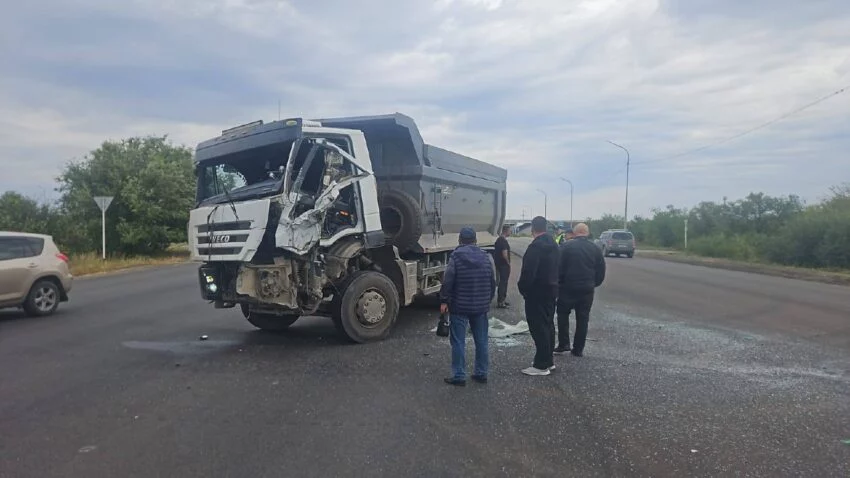 Изображение 1 для Грузовик и пассажирский автобус столкнулись на трассе Костанай-Рудный