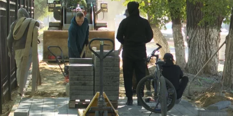Изображение для новости: Костанайцы недовольны тем, что тротуары в городе обустраиваются очень долго