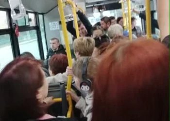 Изображение для новости: За деньги да! На загруженных автобусах в Костанае автовладельцы пытаются заработать