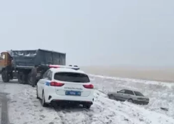 Изображение для новости: Первый снег. Автомобили «улетают» с трасс в Костанайской области