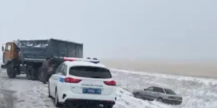 Изображение для новости: Первый снег. Автомобили «улетают» с трасс в Костанайской области