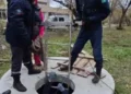 Изображение 2 для В Костанае сотрудники МЧС спасли лисёнка из колодца