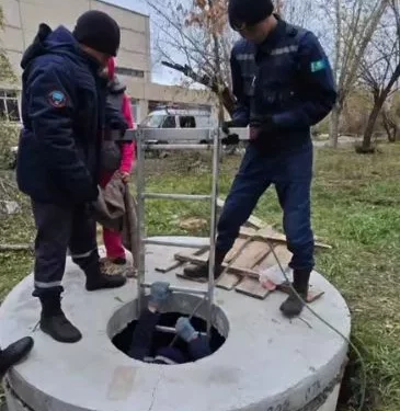 Изображение для новости: В Костанае сотрудники МЧС спасли лисёнка из колодца